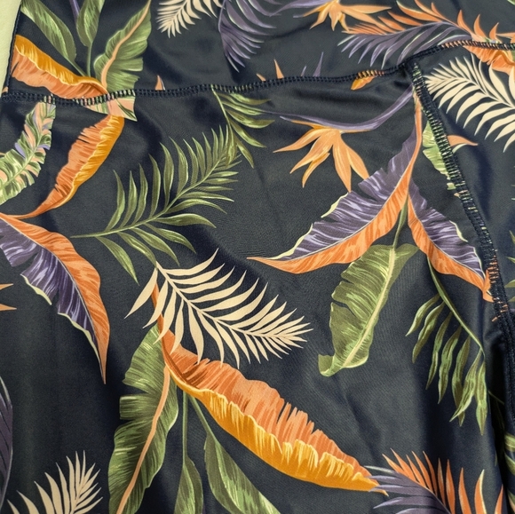 2/$25-Quintsoul Highrise Crop Leggings in Navajo Print NWT Size Small Swim Pants - Picture 5 of 7